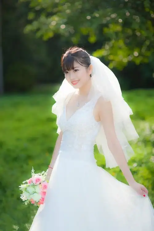 漂亮婚纱新娘 - 小鱼儿 - 荷塘月色