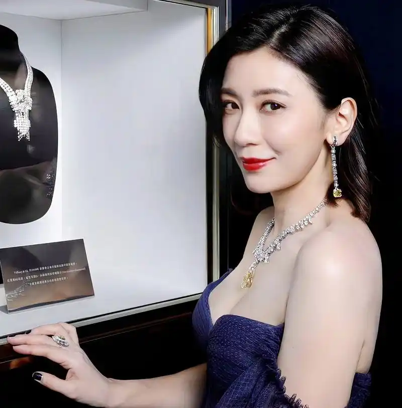 知性优雅女人贾静雯抹胸长腿连衣裙