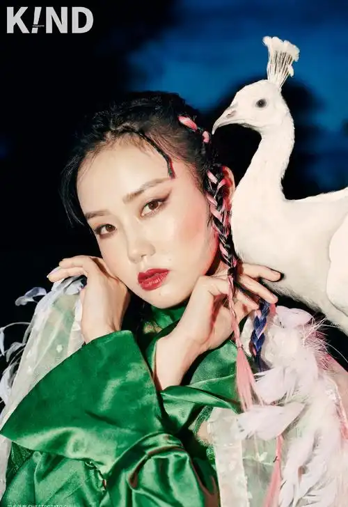 舞台上她是魅力四射的歌手,从工作中抽离开来,黄龄放慢步调回归生活