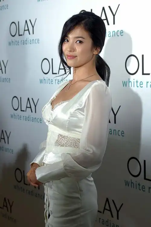 宋慧乔好身材快要包不住紧身上衣不系扣露出蕾丝打底太抢眼