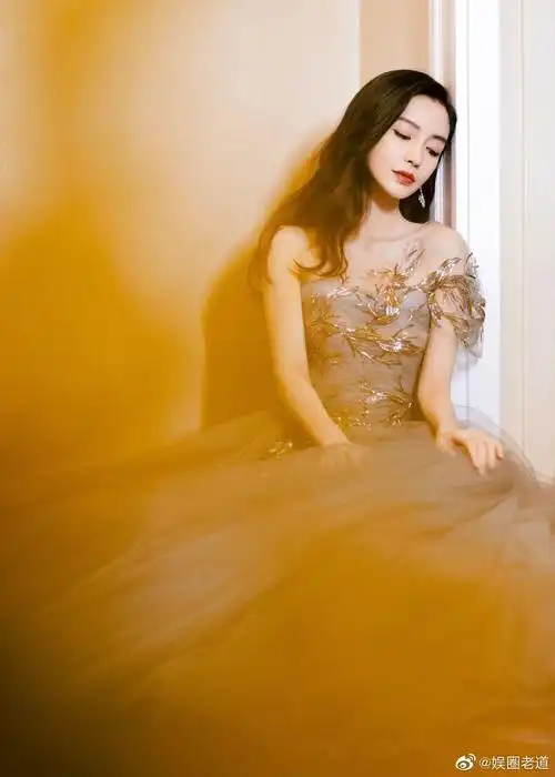 angelababy 一袭雾霾紫抹胸薄纱裙,飘逸的裙摆梦幻浪漫仙气飘飘