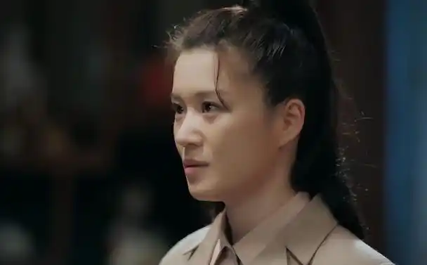 丁嘉丽女儿胡琳娜:被父母抛弃,遭叔叔虐待,带泪成长,36岁未婚