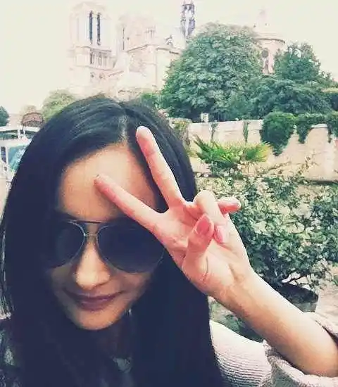 比耶的姿势,相信这个姿势是所有人都用过的,杨幂做这个姿势依然很女神