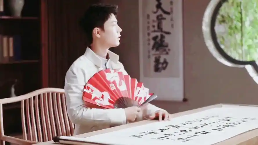 肖战转吸管开扇子,一转一开尽显魅力