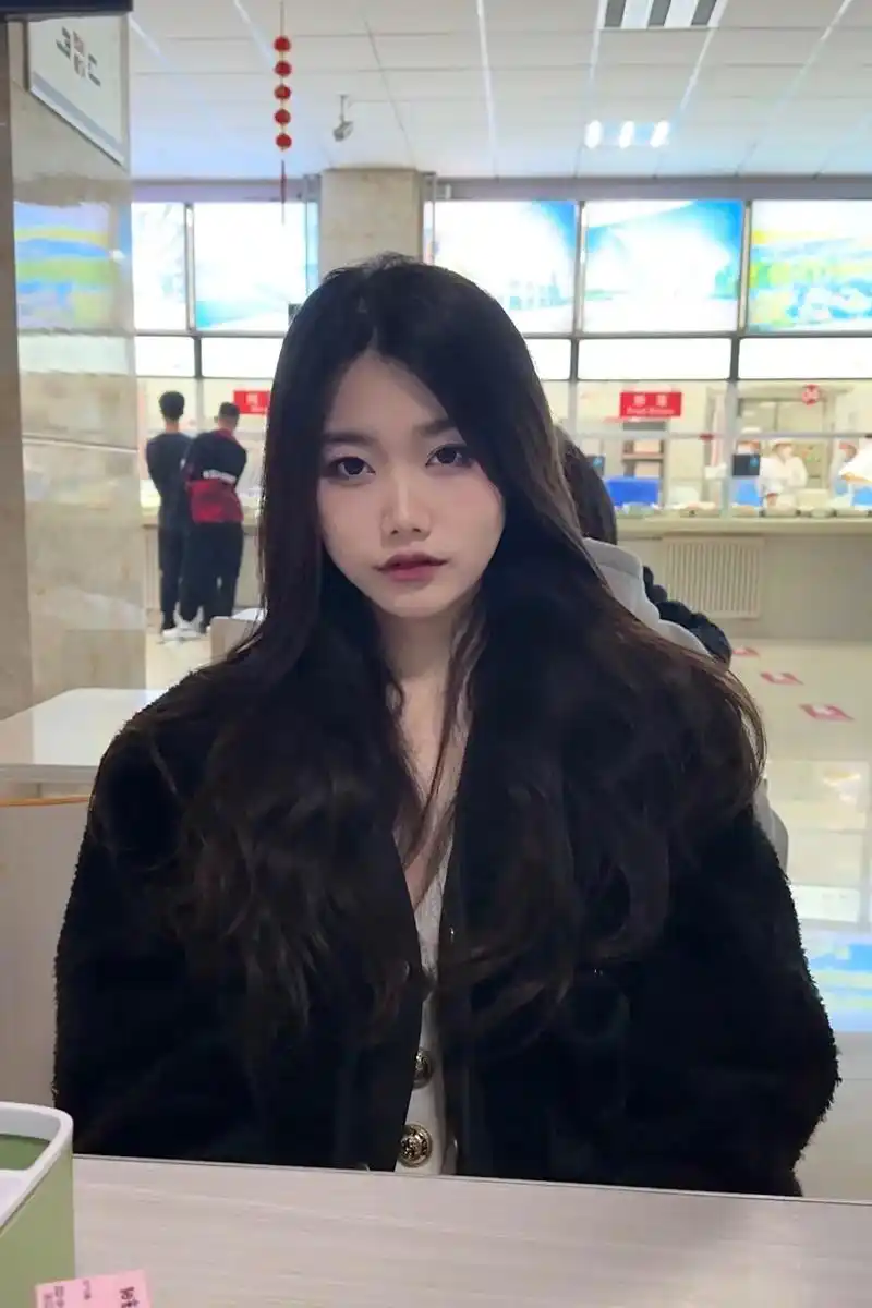 突然翻到前女友照片她真的蛮漂亮的可惜当初没有珍惜再也回不去了