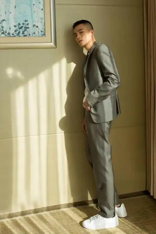 欧豪今日份的帅哥哥灰色西装亮相粉色背板映射无限活力