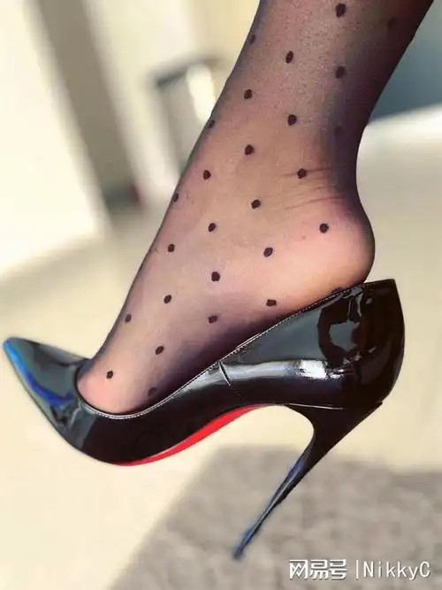 关键是christian louboutin这个品牌的高跟鞋,超级贵,而大红色,就是其