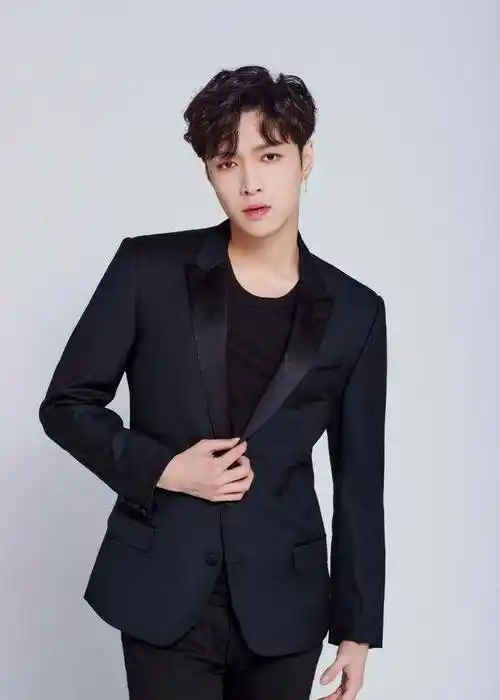 张艺兴活动生图公开,看清他真容颜,才懂何为"内娱男星天花板"_形象