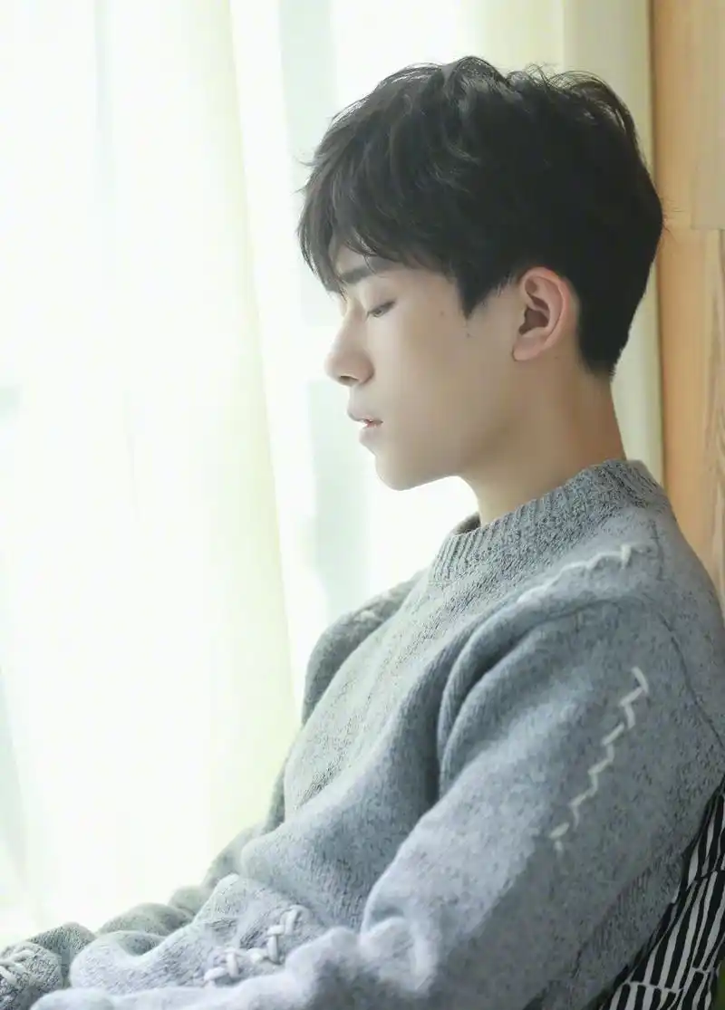 窗边的明朗少年易烊千玺,时而看书,时而逗猫,书香静谧