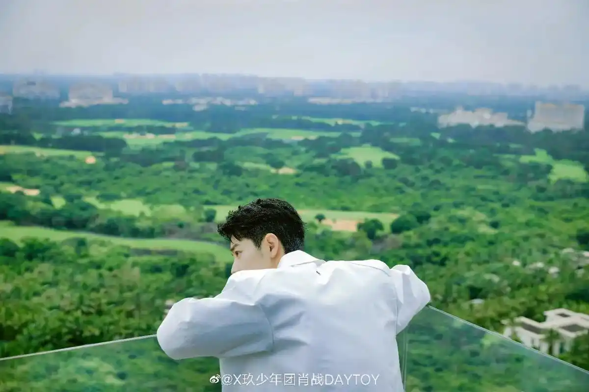 连背影都那么好看#肖战 #肖战高清壁纸  - 抖音