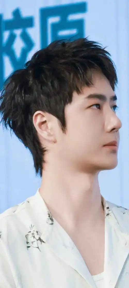 王一博早秋穿搭现身北京机场