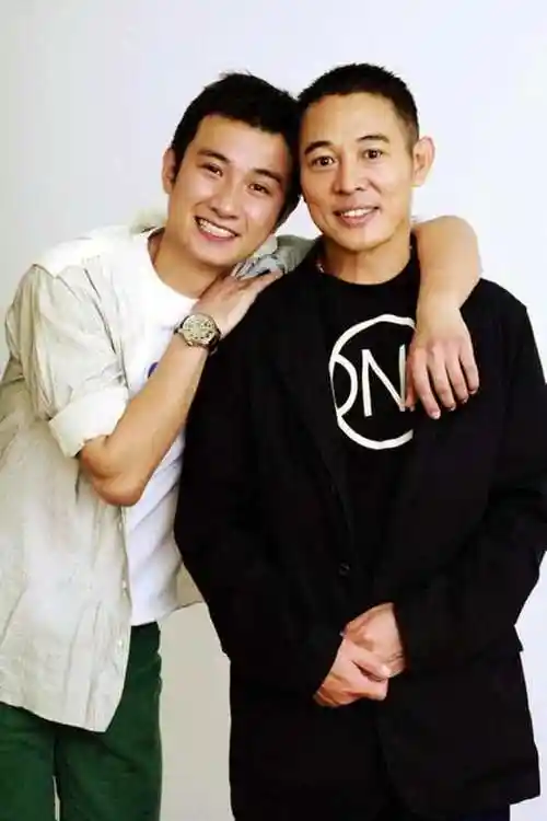 最后,不想过于麻烦弄发型男生,选择像李连杰那样的寸头也是挺好的