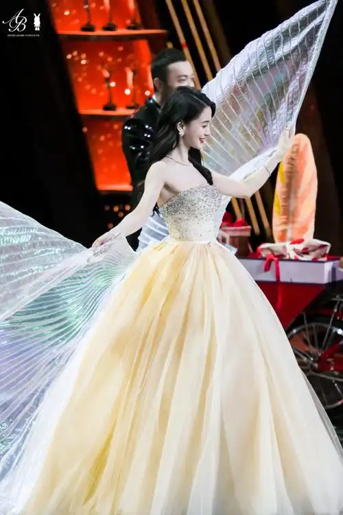 angelababy蝴蝶造型走秀