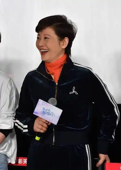 原创徐帆的保养真到位50来岁了还穿运动服看着还真挺有活力