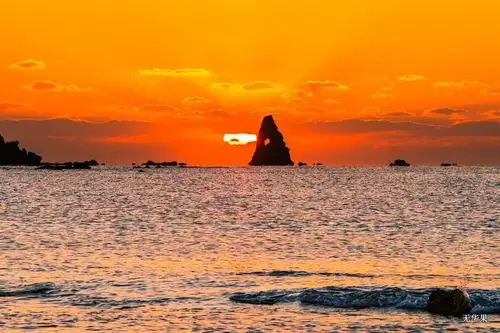 青岛石老人迎来入秋以来最美日出朝霞