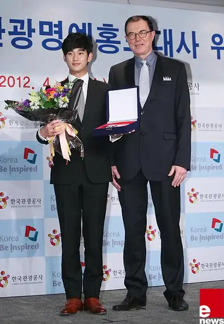 p>金秀贤,1988年2月16日出生于韩国首尔,韩国男演员.