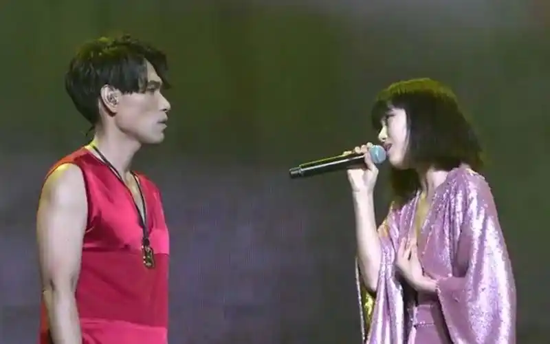 黄龄穿衣太大胆杨宗纬与她合唱凉凉都不敢直视这谁扛得住啊