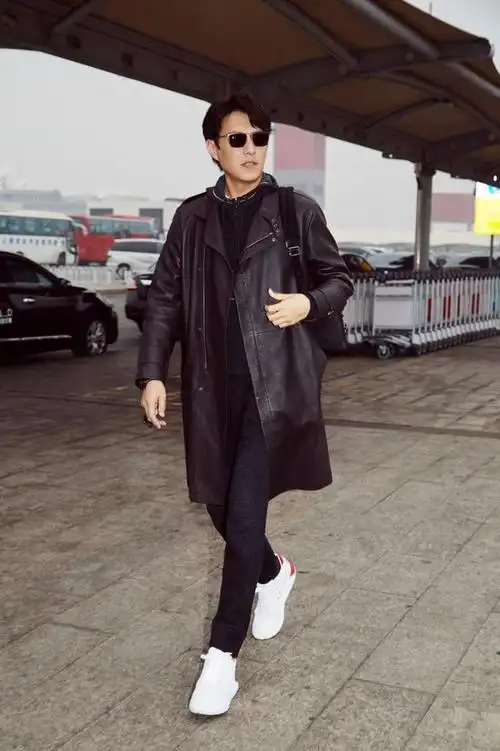 30 男人应该怎么穿?靳东就是很好的模板,这些造型时髦显气质