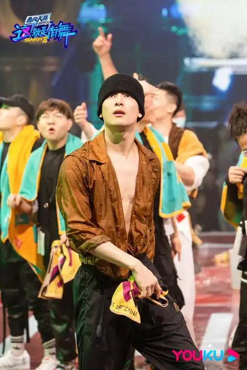 简介:王嘉尔《这就是街舞3》第七期剧照图片,分享一组王嘉尔图片给