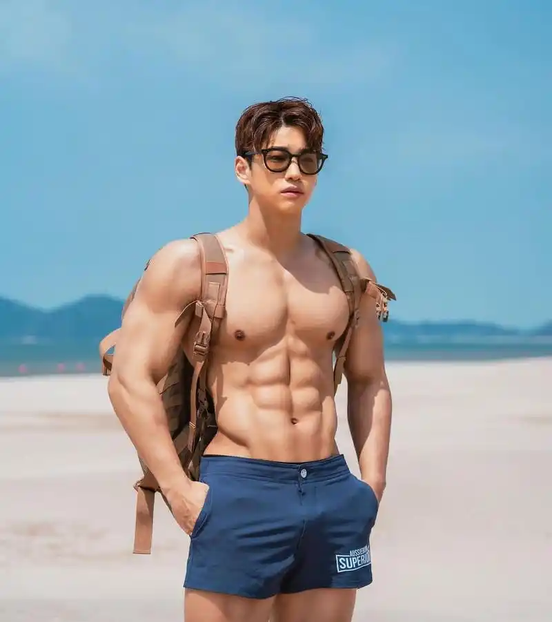 [偷笑]#肌肉男#初步看法