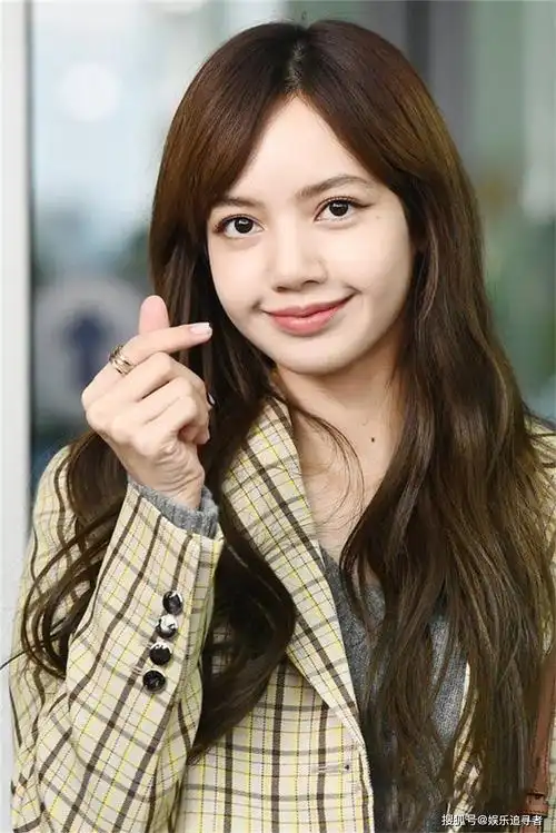 lisa有无刘海,哪个好看?韩国时尚顾问解释了为何她留刘海!