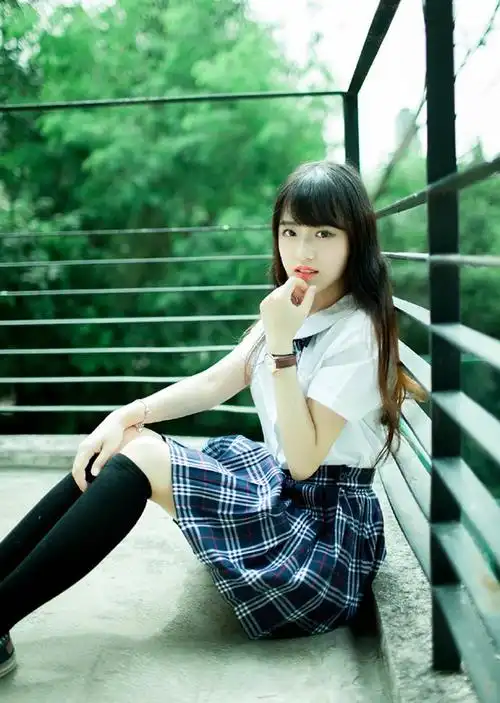 氧气学生妹子校园内清纯可爱迷人生活照