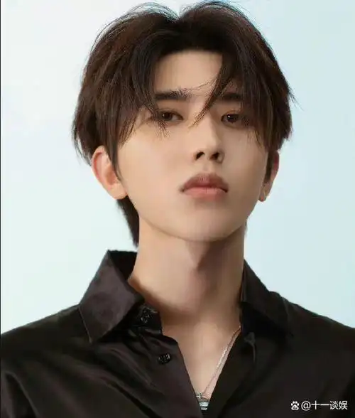 近日,前公司突然爆料蔡徐坤整容,并透露在他脸上和头发上就花费了上