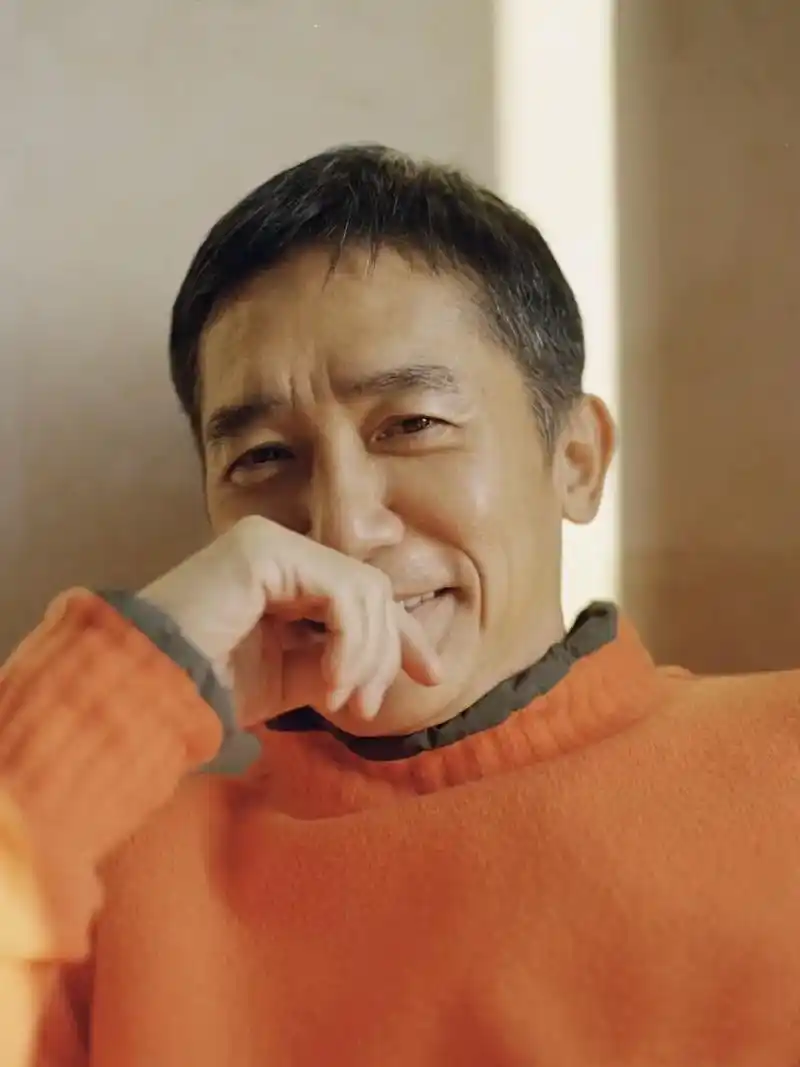 永远的男神梁朝伟,时光在他脸上刻下了痕迹,多想用照片定格住时 - 抖