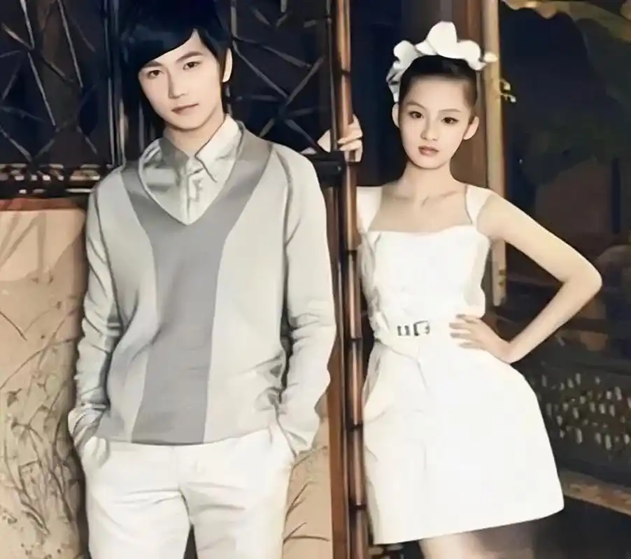 和平分手后杨洋还去剧组给李沁探班,在杨洋爆火前李沁每年都在社交