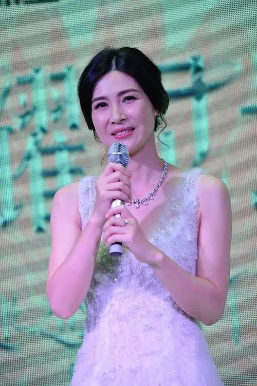 李云龙妻子童蕾真有气质穿白色礼服裙好像优雅的芭蕾舞者