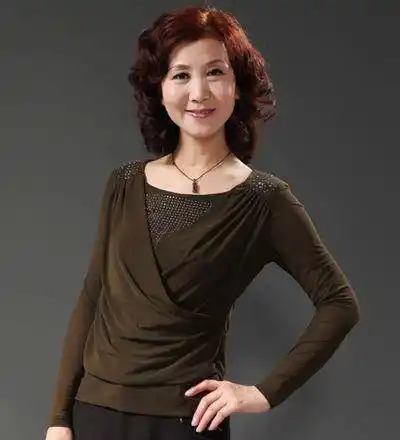 中老年烫发发型图片给头发做倒膜,在头发的表面涂上补充水分,油分的