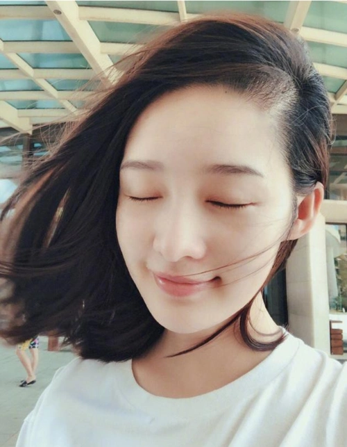 李沁素颜自拍心情好 晒旅行风光照享受悠闲假期