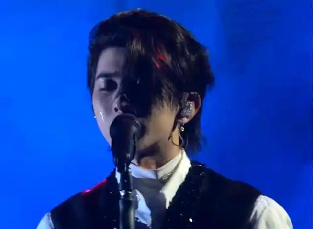 蔡徐坤动情演唱《没有意外》哽咽哭了,粉丝:我爱你,得到回应!