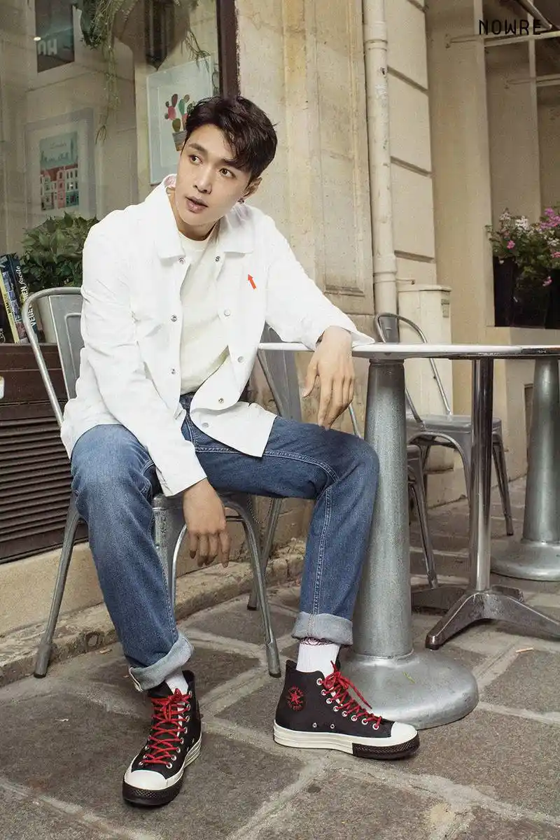 匡威代言人张艺兴的最新大片两双鞋三套搭配变身行走街头潮男