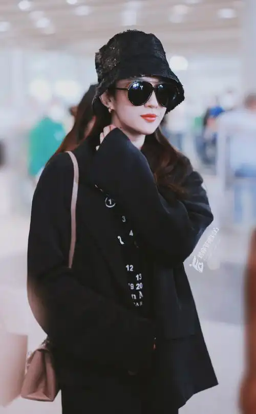 刘亦菲机场全黑造型##刘亦菲黑色亮片渔夫帽
