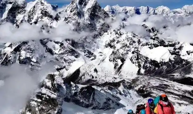 珠峰著名遇难者绿靴子遗体20多年都无人搬下山这是为何