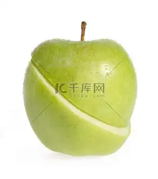 白色背景上切开的青苹果