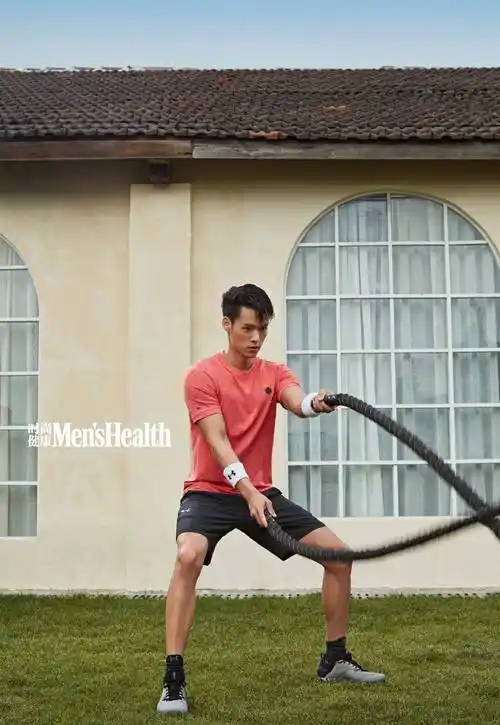 成龙外甥董又霖仅用三月练成猛男,自信脱衣狂秀肌肉,开始转型?