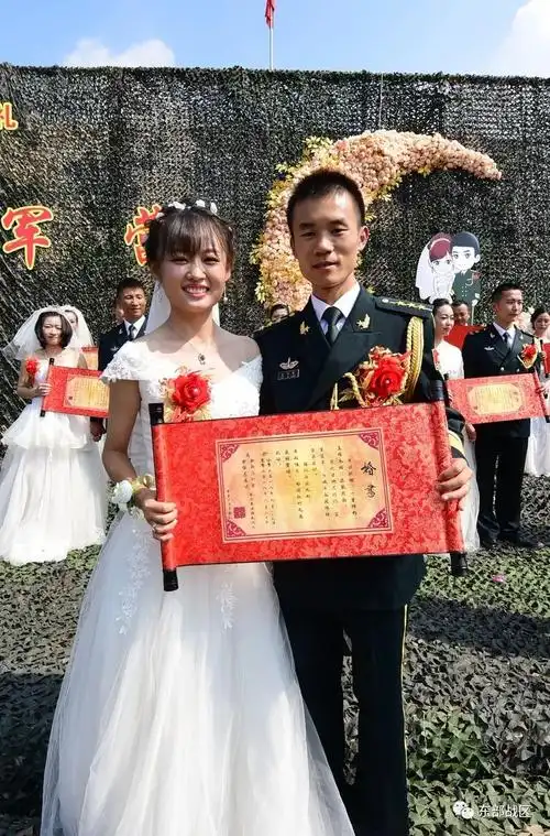 当婚纱邂逅军装当婚礼遇上国庆