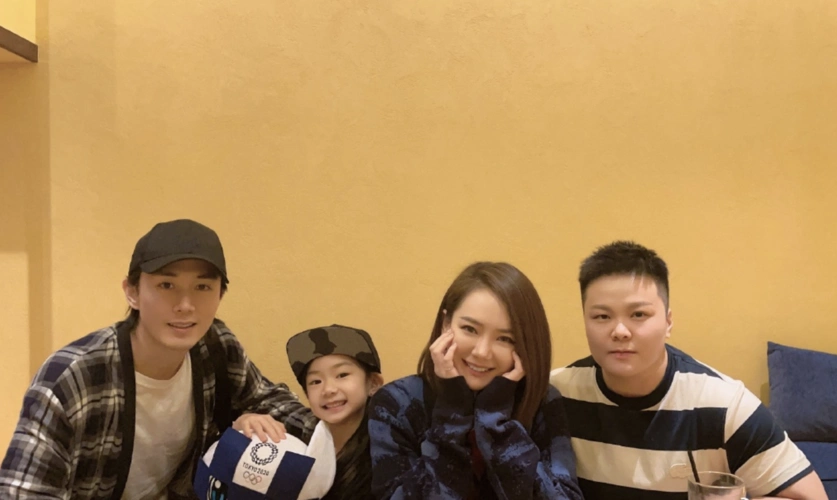 戚薇全家福罕见曝光,与奥运冠军合影被指高攀,lucky戴耳钉乖巧时尚