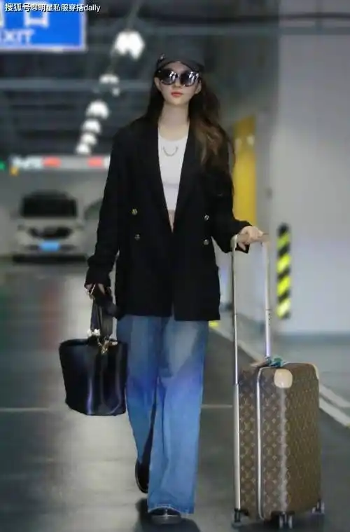 刘亦菲带火了一种穿搭叫"西装 白色短t恤",2套穿搭两种风格!