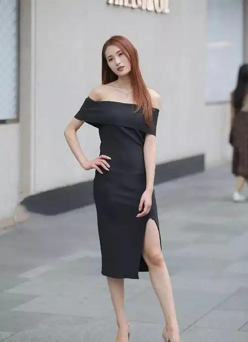 黑色一字肩连衣裙搭配尖头高跟鞋,又甜又酷,少女感满满