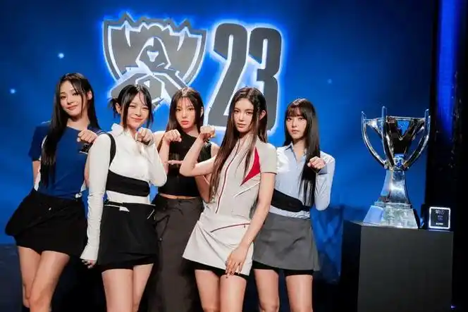 韩女团newjeans与wbg交换队服合影 美女比心好看|总决赛|英雄联盟