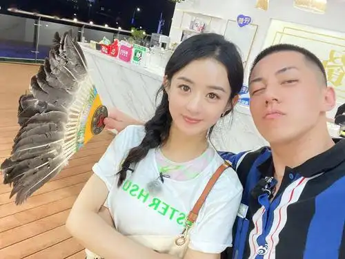 别人手机里的赵丽颖合照汇总 阿赵永远是人群中最亮眼的那一个