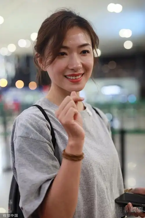 万茜与粉丝挨个拥抱比心示爱少女感满分