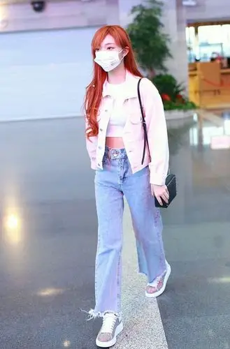 李紫婷顶橘发现身,发丝干枯造型太雷人,穿搭和好身材实力抢镜