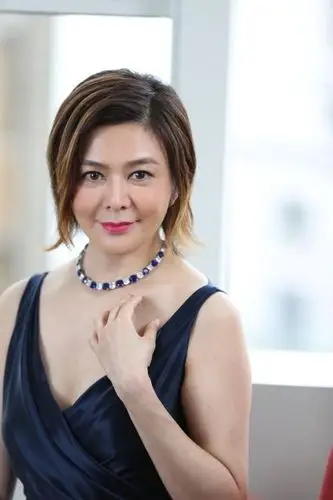 全场最高价拍品是由女星关之琳展演的焦点之作the peacock necklace