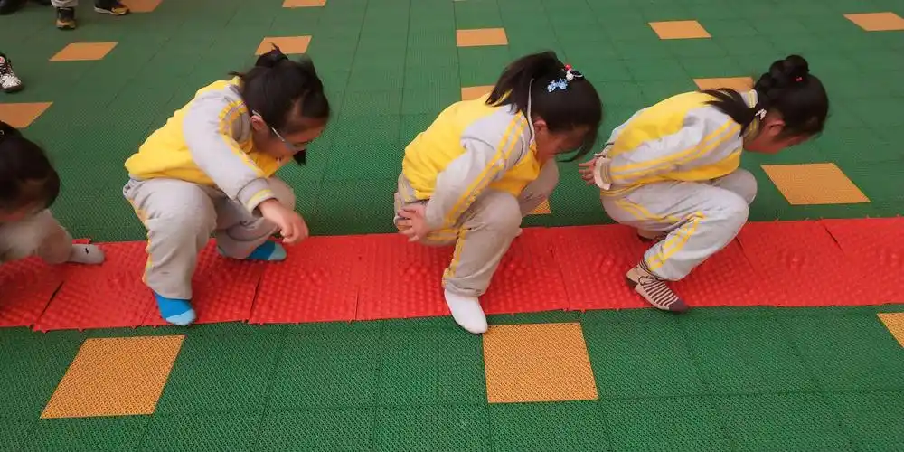 老师说今天的指压板游戏对我们的身体有很大的好处哦!