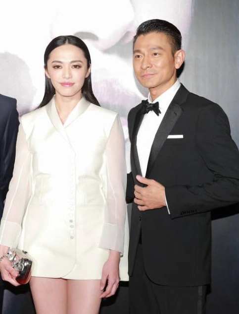 姚晨自曝刘德华搂腰照差18岁的两人配一脸华仔喜欢大嘴