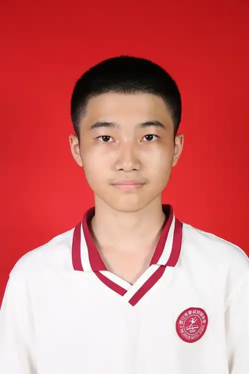 她刻苦学习,成绩优异,主动辅导后进的学生,带动全班同学稳步向前,是